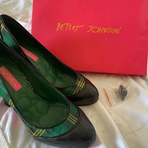 Betsey Johnson, size 8, Leopold heal in green plaid